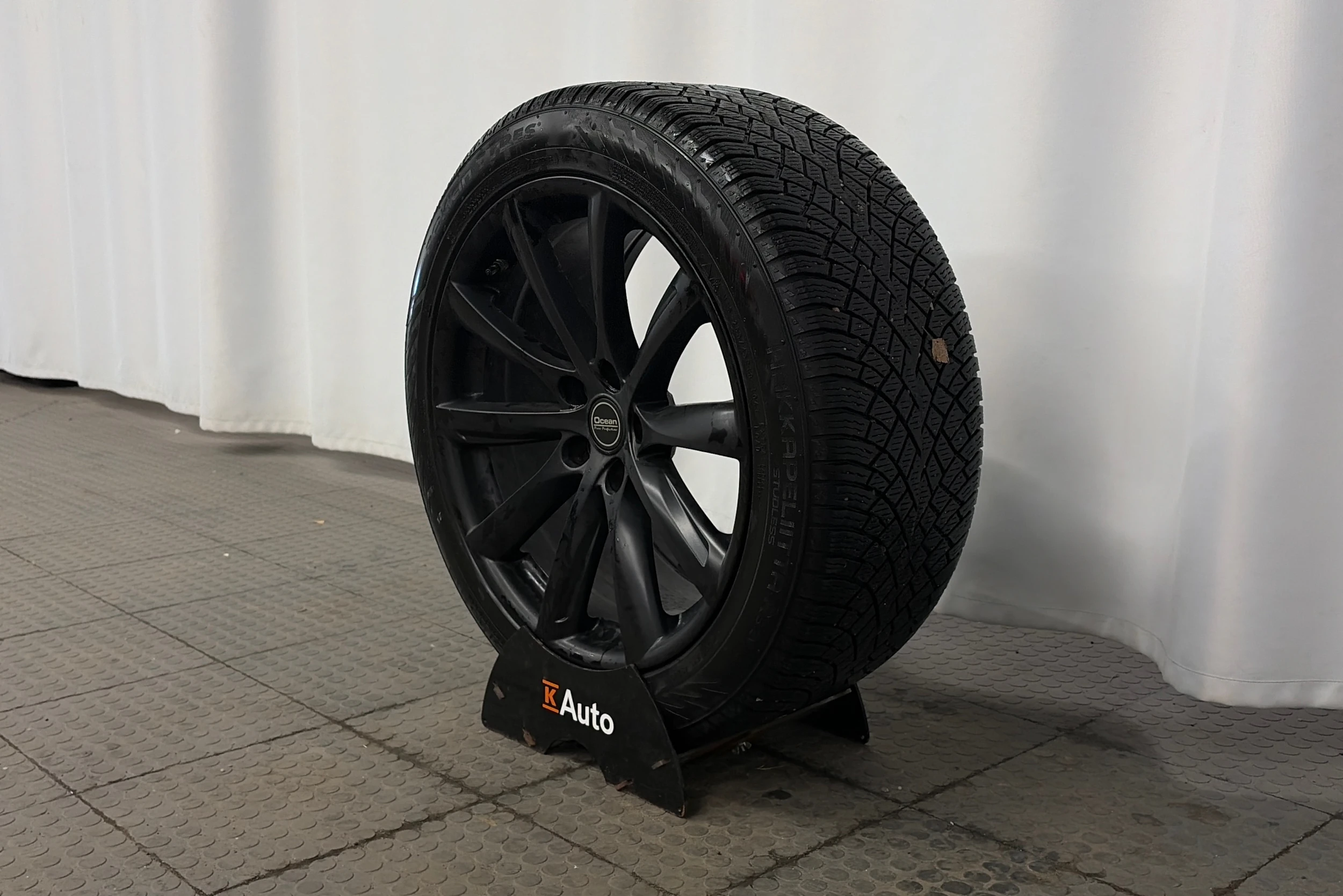 musta Tesla Model Y 2023 kuva 10.