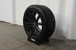 musta Tesla Model Y 2023 kuva 10.