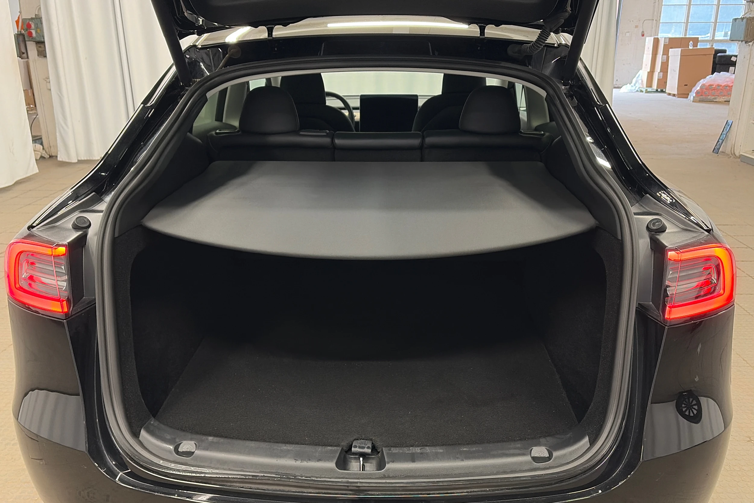 musta Tesla Model Y 2023 kuva 11.