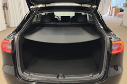 musta Tesla Model Y 2023 kuva 11.