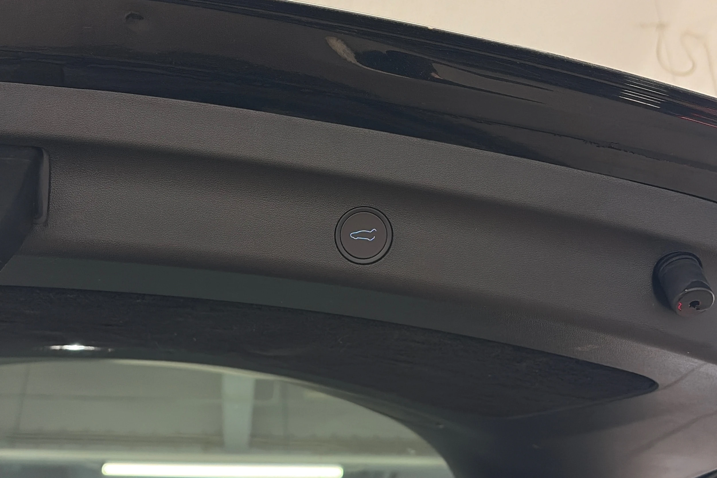 musta Tesla Model Y 2023 kuva 12.