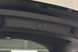 musta Tesla Model Y 2023 kuva 12.