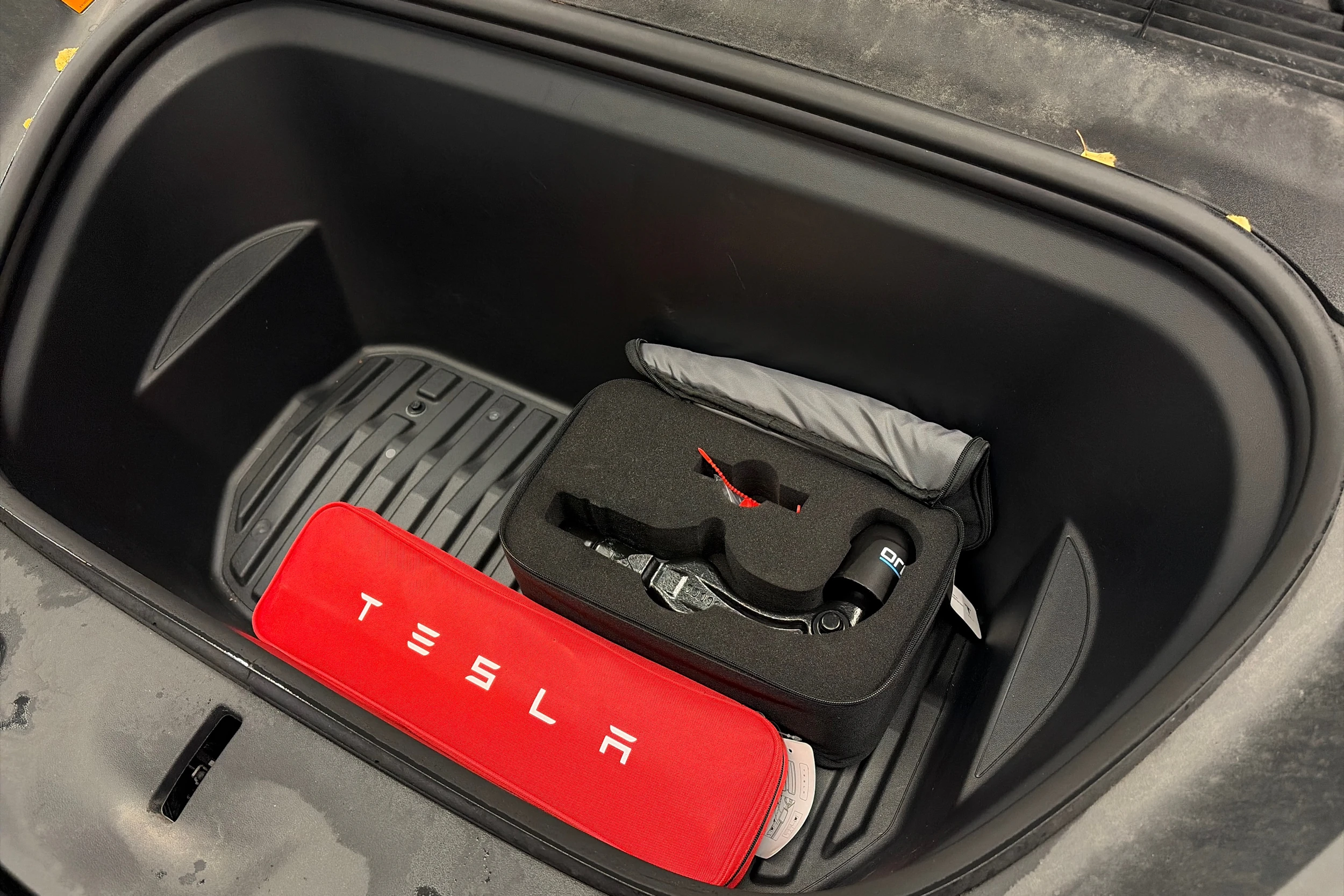 musta Tesla Model Y 2023 kuva 13.