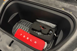 musta Tesla Model Y 2023 kuva 13.