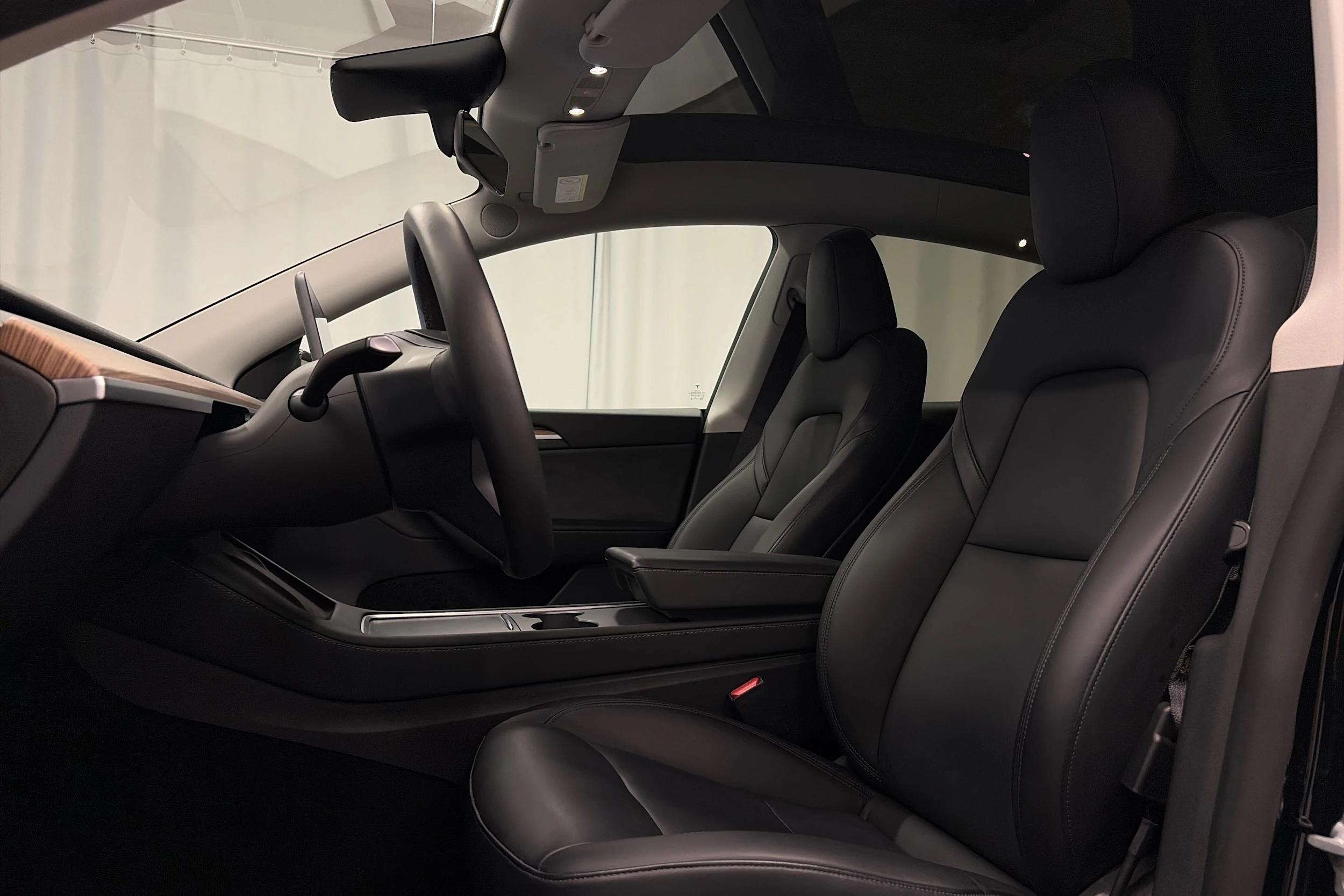 musta Tesla Model Y 2023 kuva 14.