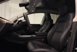 musta Tesla Model Y 2023 kuva 14.