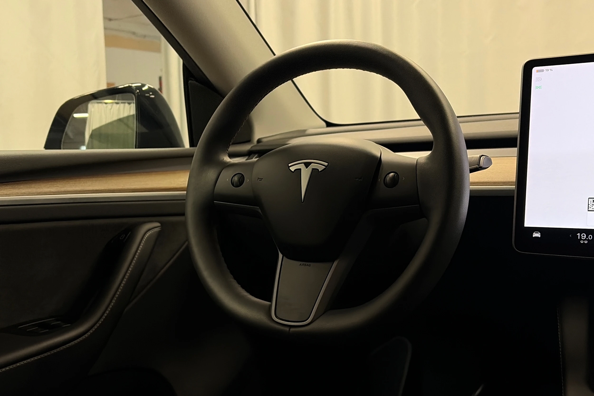 musta Tesla Model Y 2023 kuva 16.