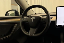 musta Tesla Model Y 2023 kuva 16.