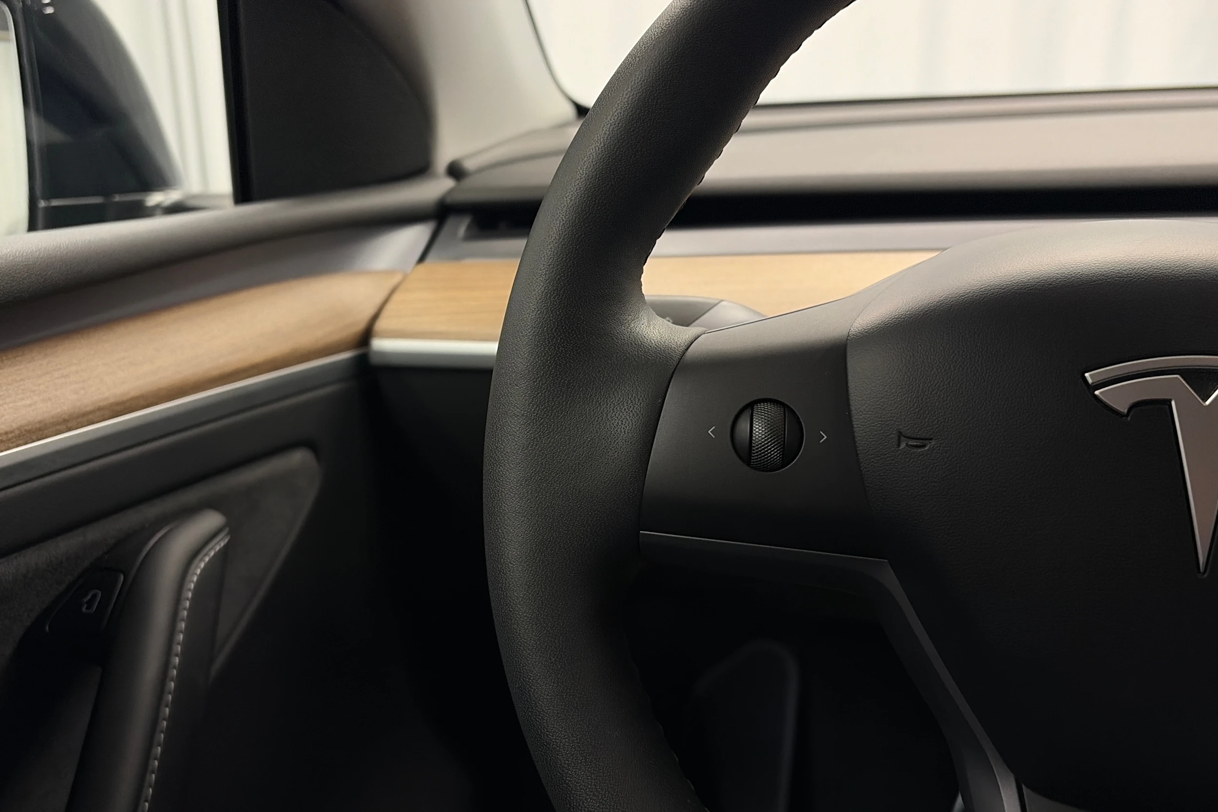 musta Tesla Model Y 2023 kuva 17.