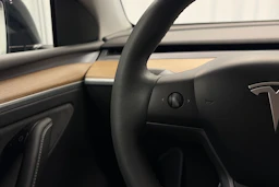 musta Tesla Model Y 2023 kuva 17.