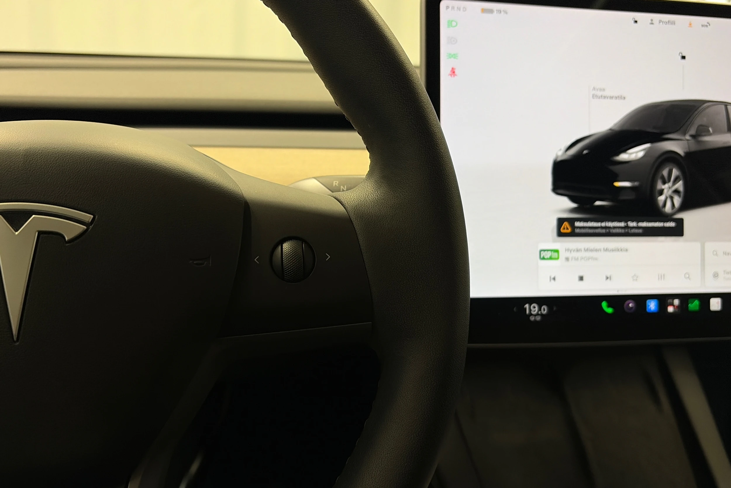 musta Tesla Model Y 2023 kuva 18.