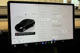 musta Tesla Model Y 2023 kuva 22.