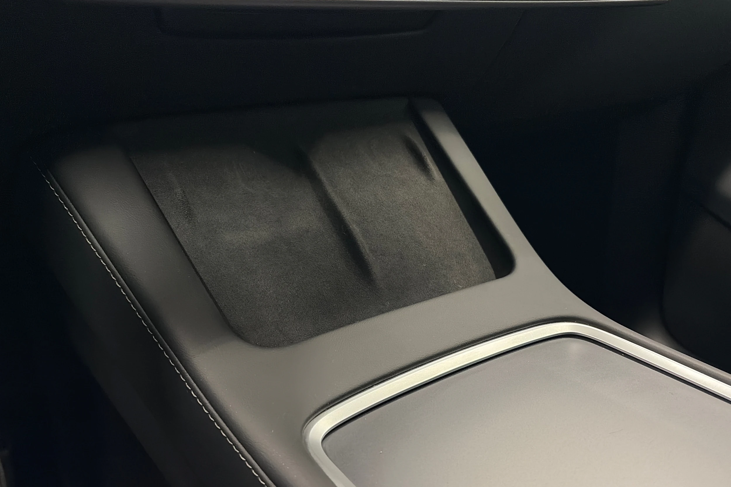 musta Tesla Model Y 2023 kuva 28.