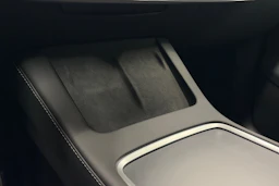 musta Tesla Model Y 2023 kuva 28.
