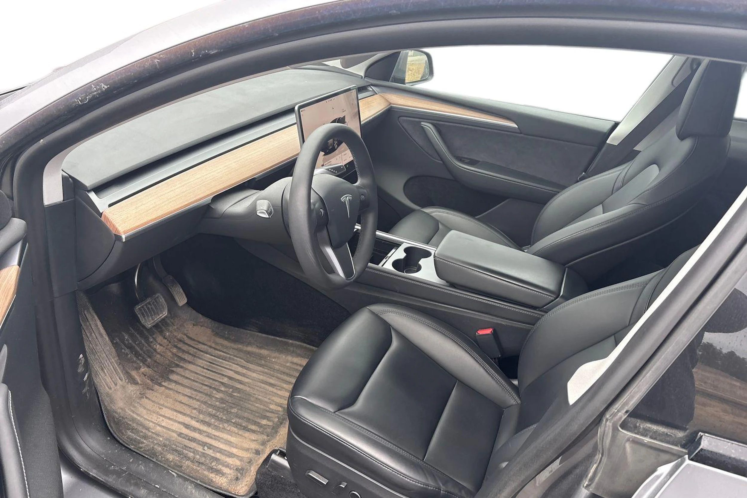 Harmaa Tesla Model Y 2023 kuva 3.