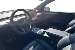 harmaa Tesla Model Y 2023 kuva 3.