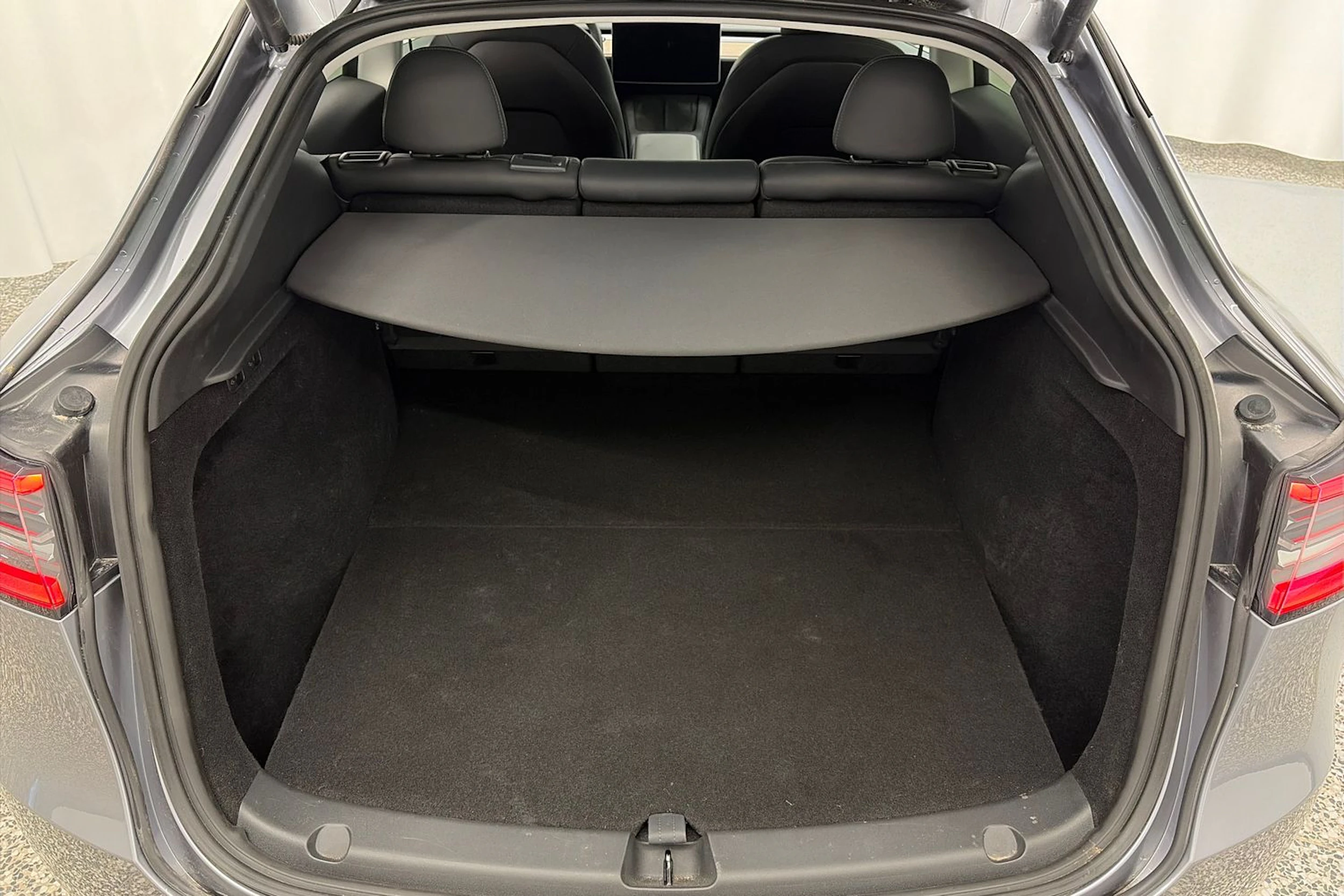 harmaa Tesla Model Y 2023 kuva 10.