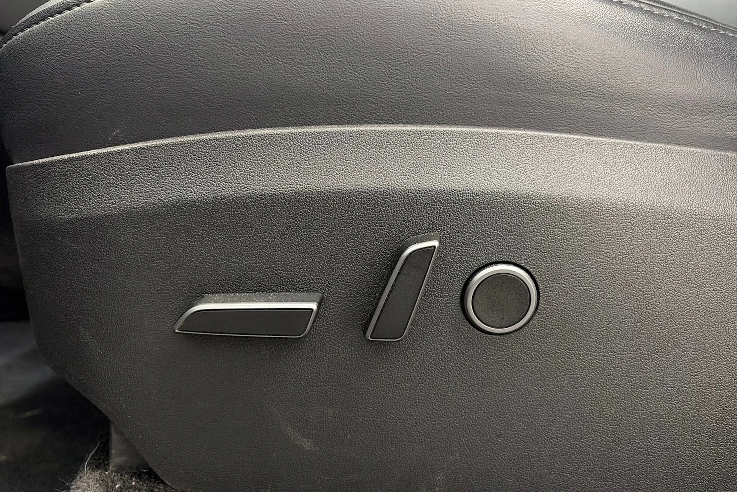 harmaa Tesla Model Y 2023 kuva 13.