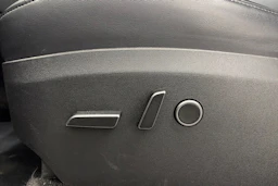 harmaa Tesla Model Y 2023 kuva 13.