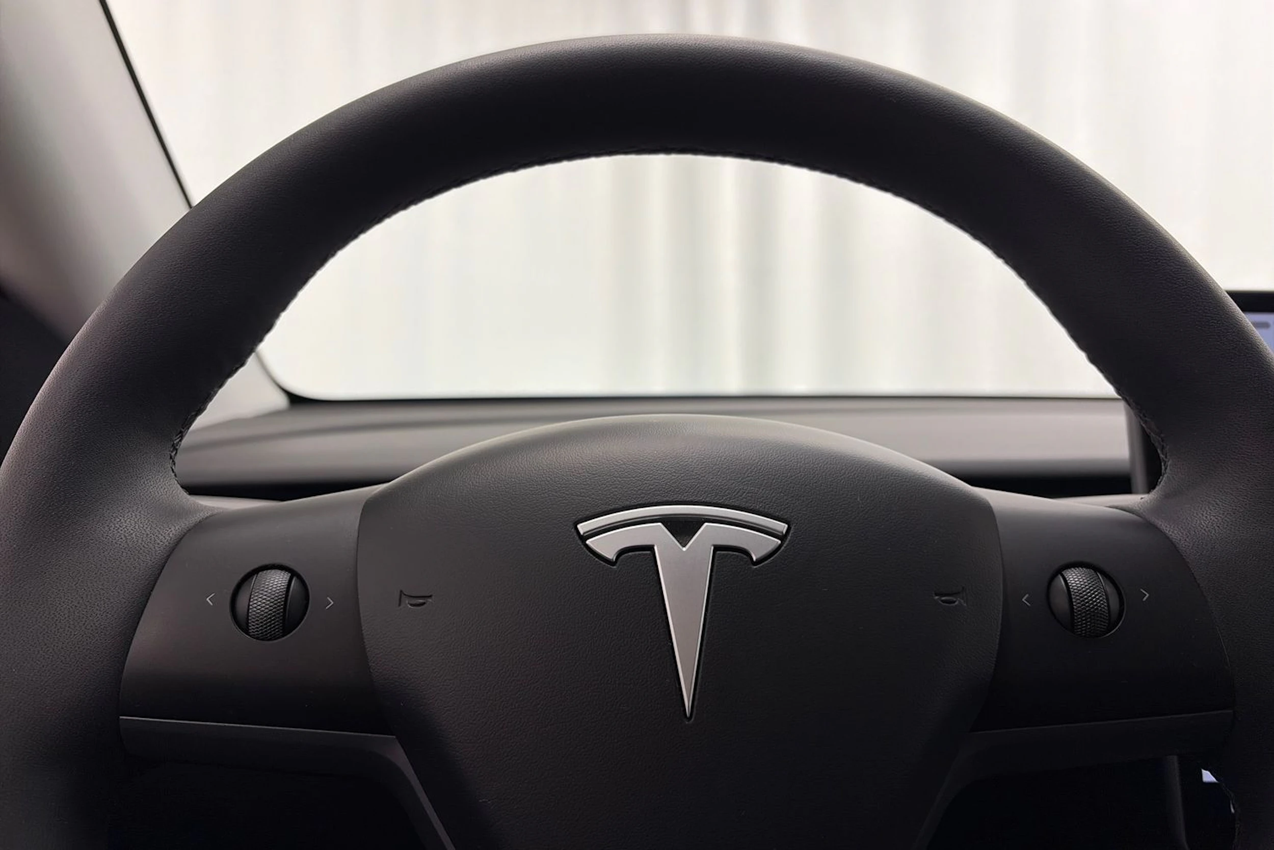 harmaa Tesla Model Y 2023 kuva 15.