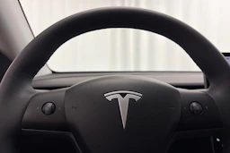 harmaa Tesla Model Y 2023 kuva 15.