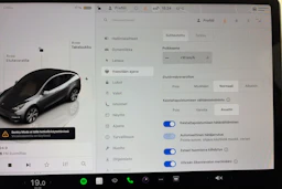 harmaa Tesla Model Y 2023 kuva 18.