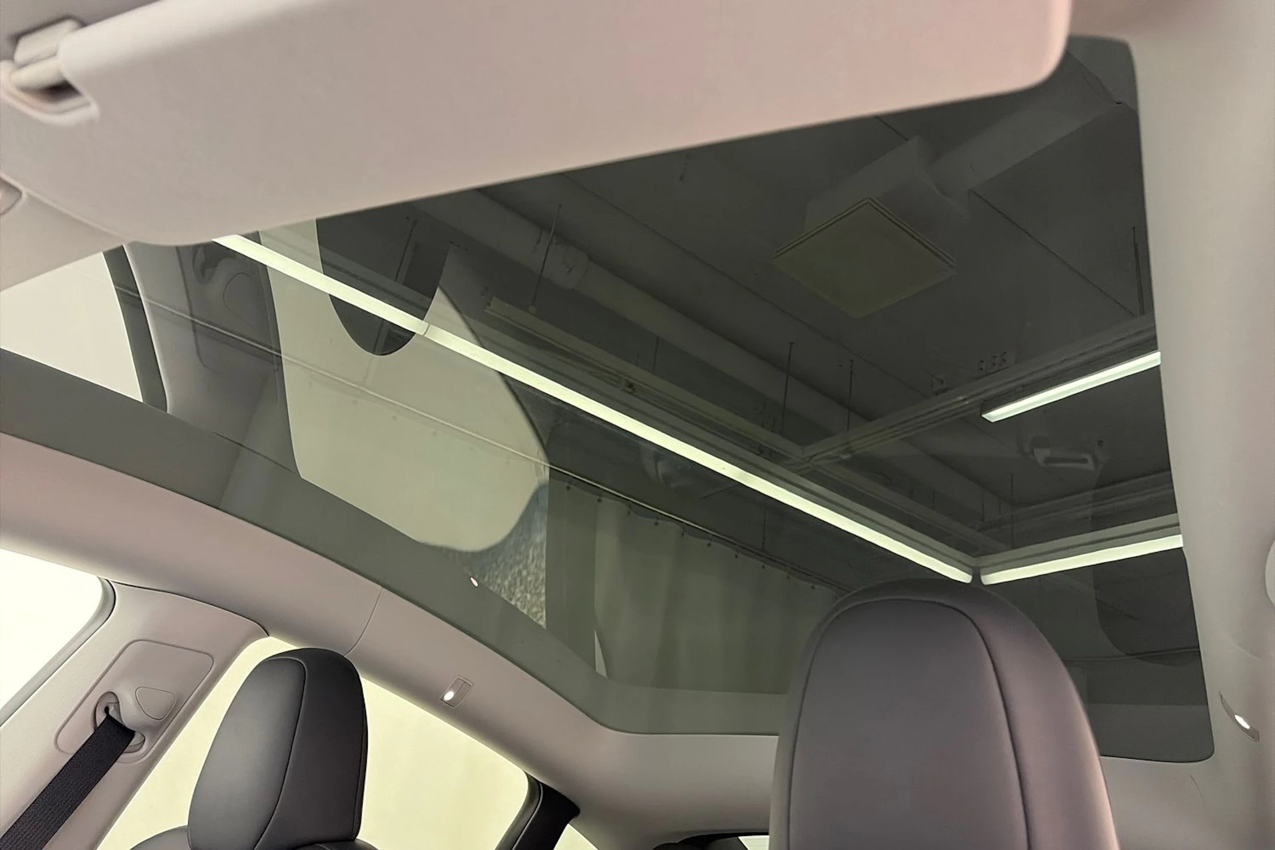 harmaa Tesla Model Y 2023 kuva 23.