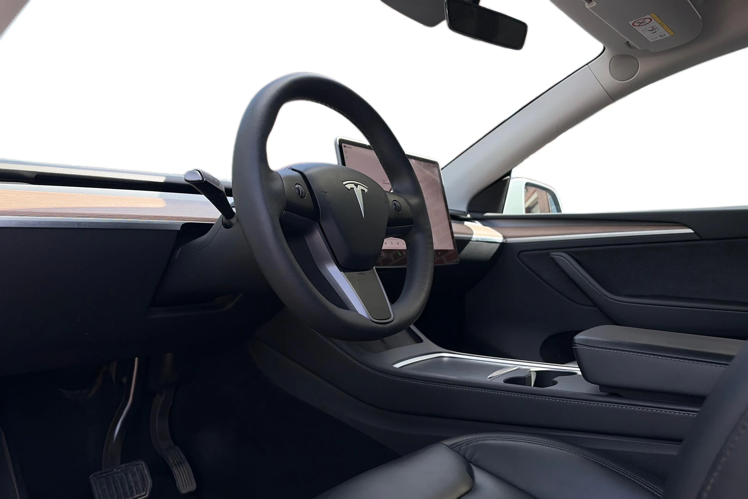 valkoinen Tesla Model Y 2023 kuva 3.