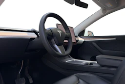 valkoinen Tesla Model Y 2023 kuva 3.