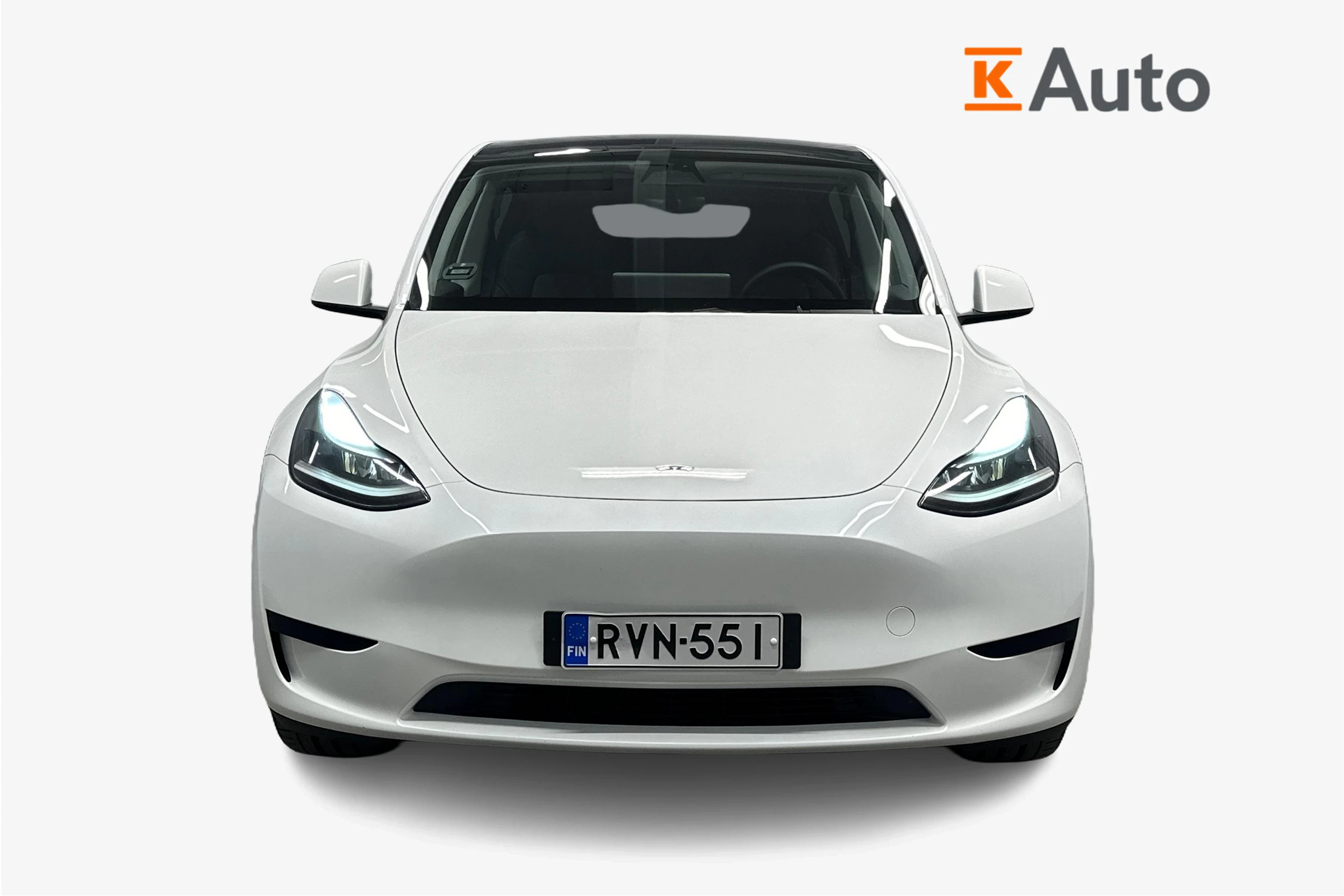 valkoinen Tesla Model Y 2024 kuva 4.