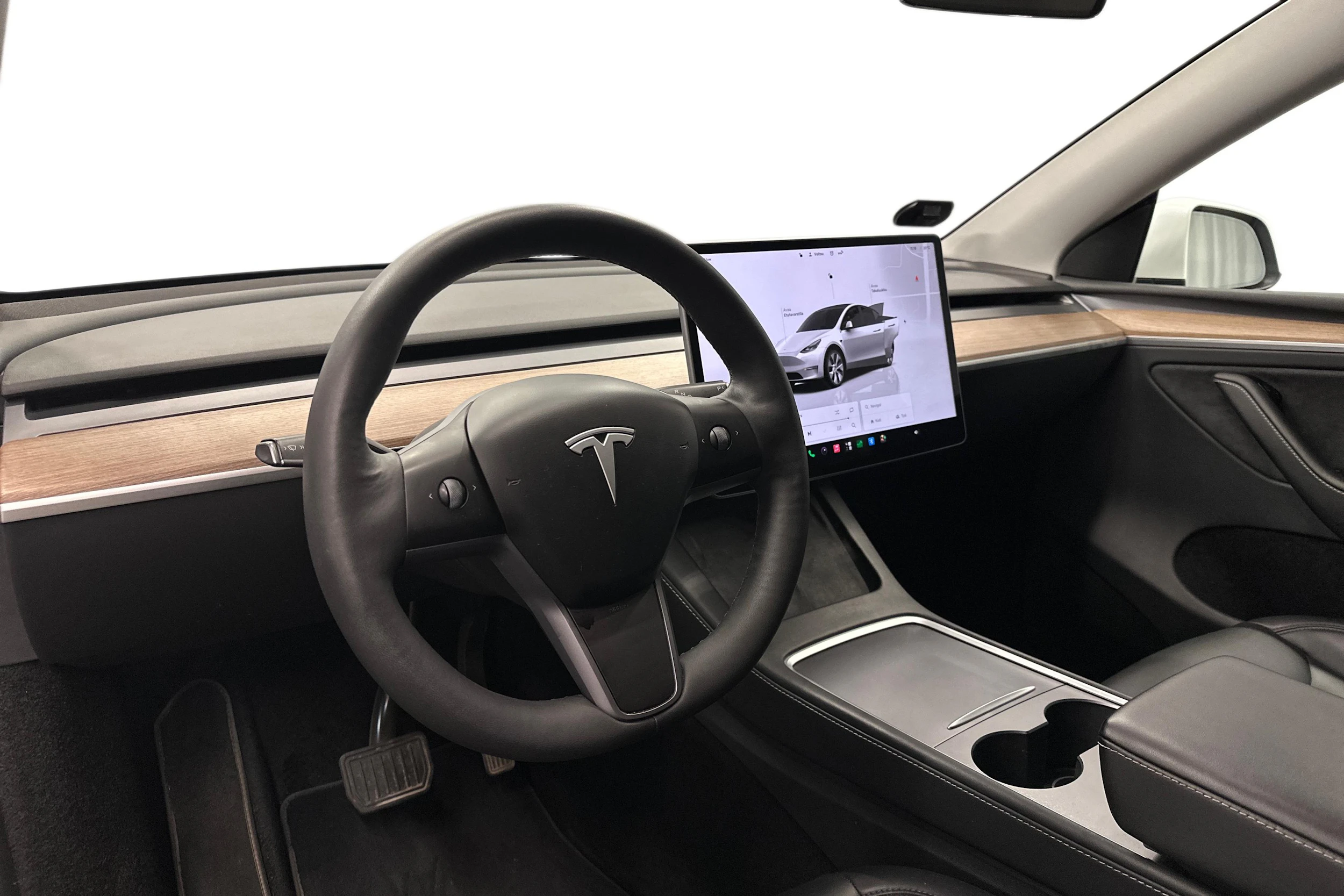 valkoinen Tesla Model Y 2024 kuva 6.