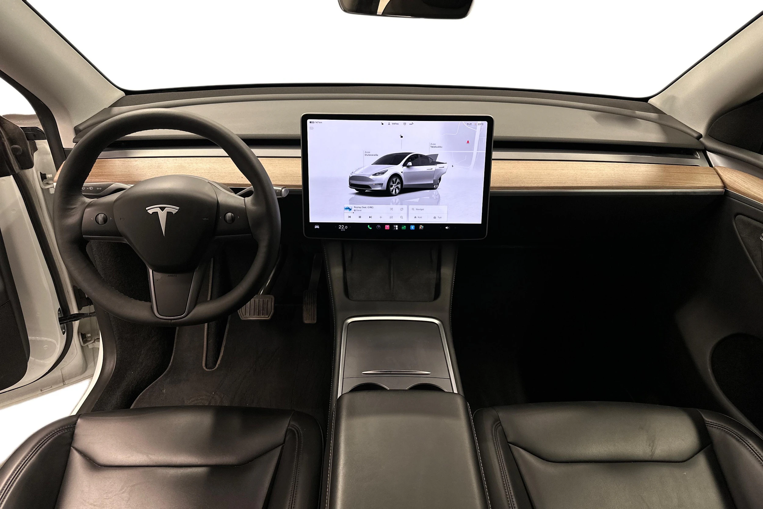 valkoinen Tesla Model Y 2024 kuva 7.