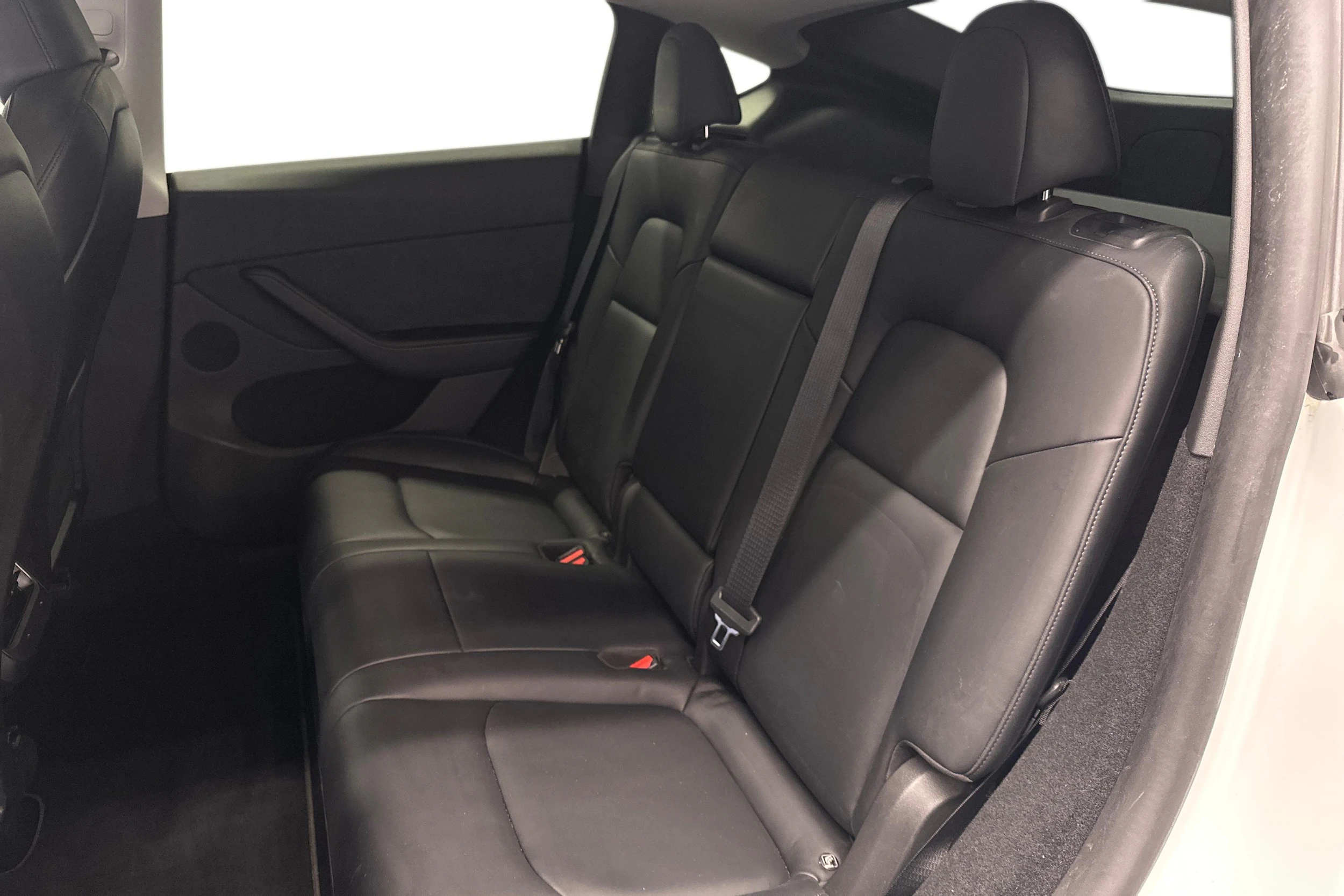 valkoinen Tesla Model Y 2024 kuva 8.