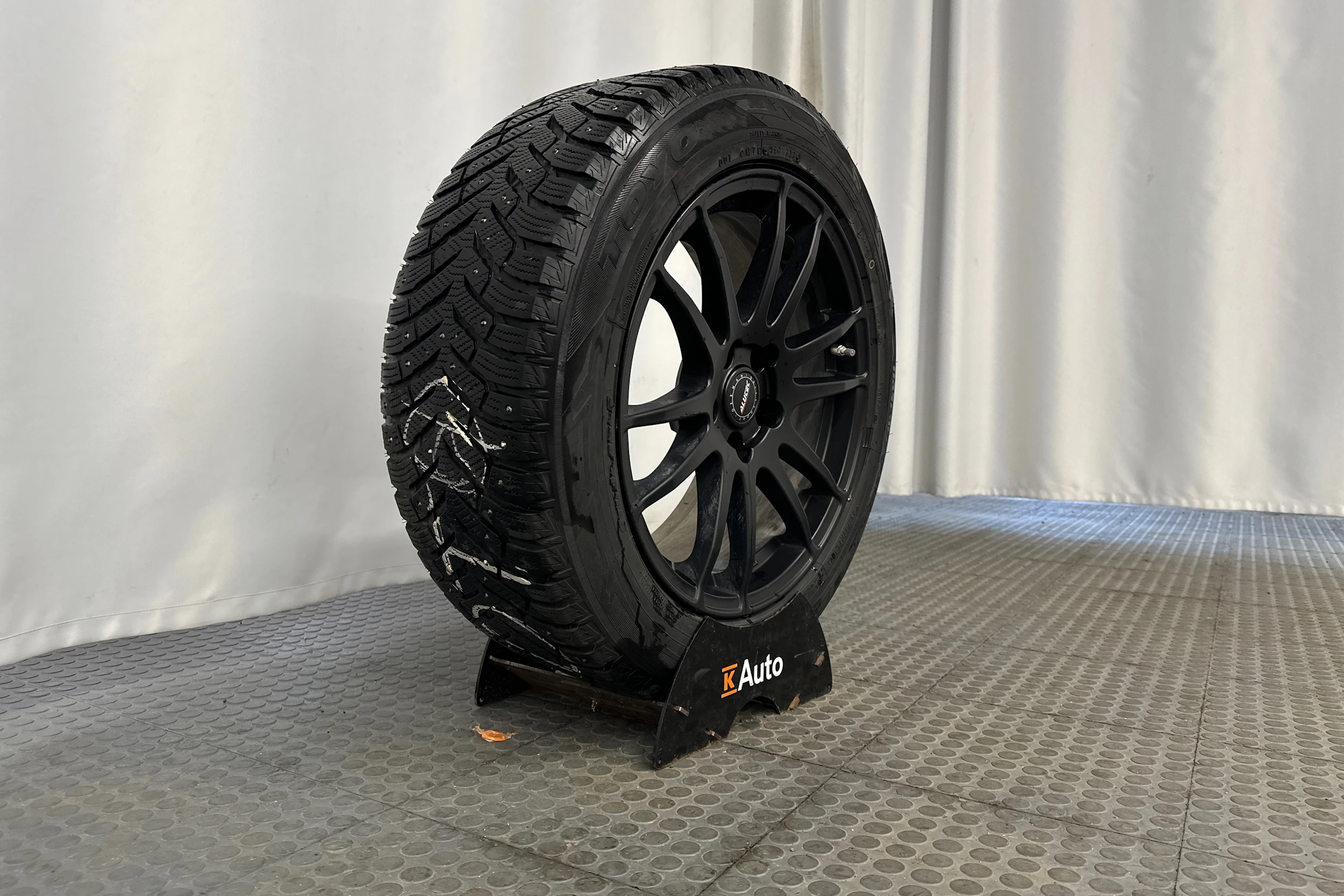 valkoinen Tesla Model Y 2024 kuva 10.