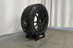 valkoinen Tesla Model Y 2024 kuva 10.