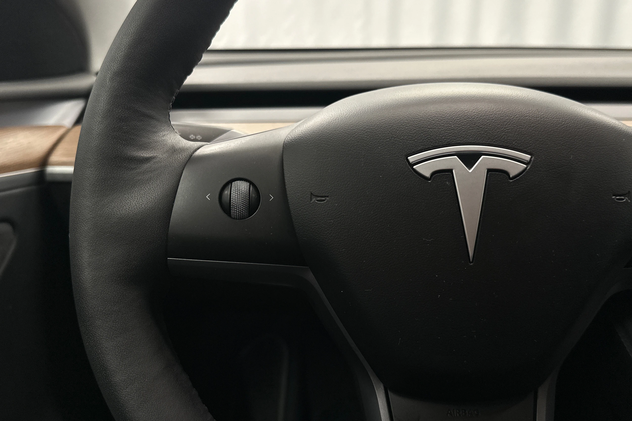 valkoinen Tesla Model Y 2024 kuva 11.
