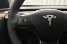 valkoinen Tesla Model Y 2024 kuva 11.