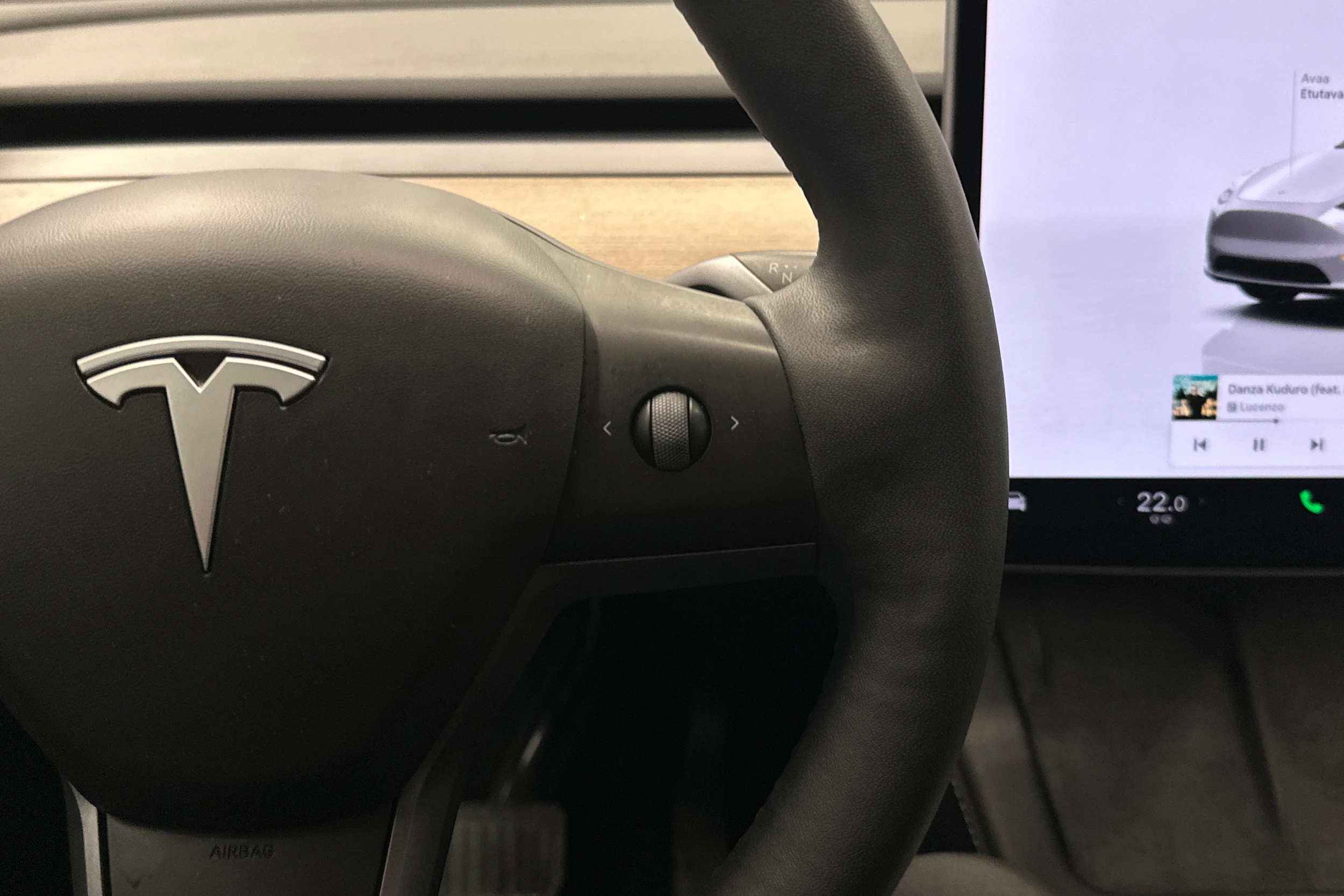 valkoinen Tesla Model Y 2024 kuva 12.