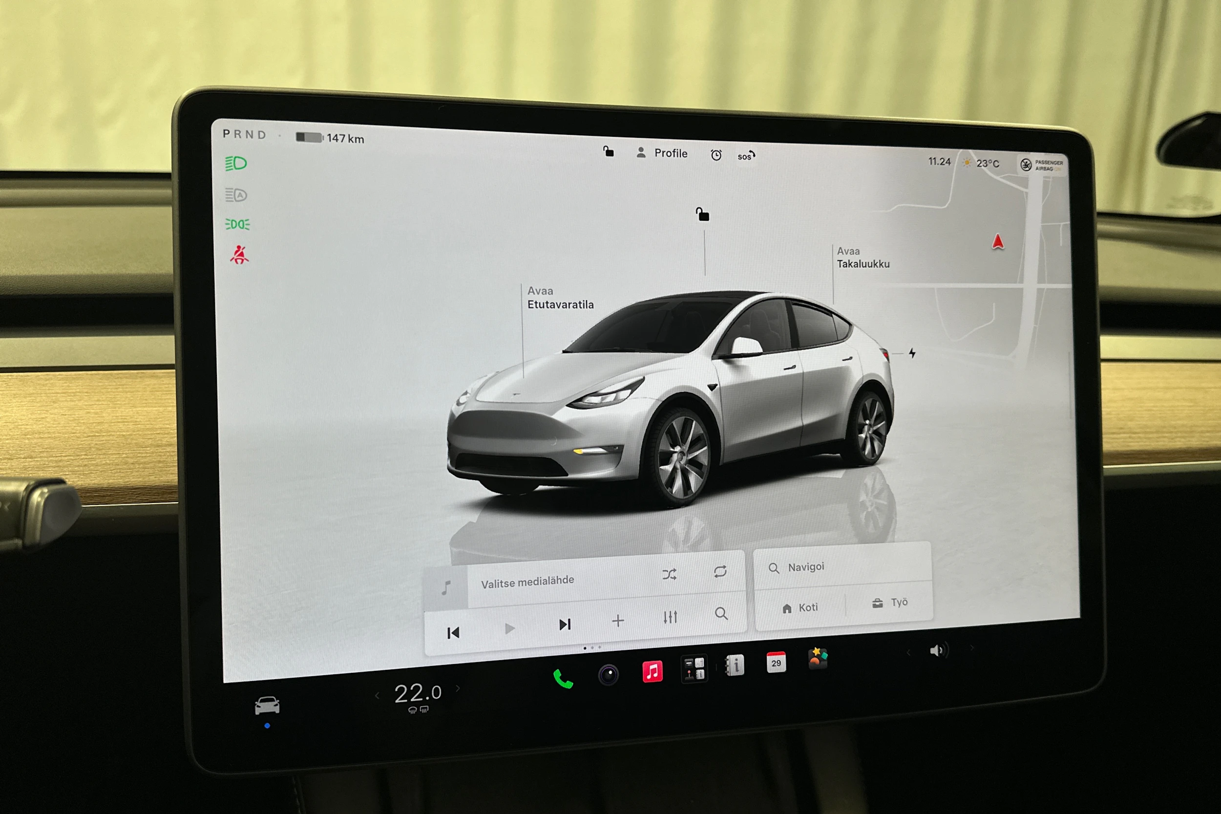 valkoinen Tesla Model Y 2024 kuva 14.