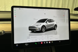 valkoinen Tesla Model Y 2024 kuva 14.