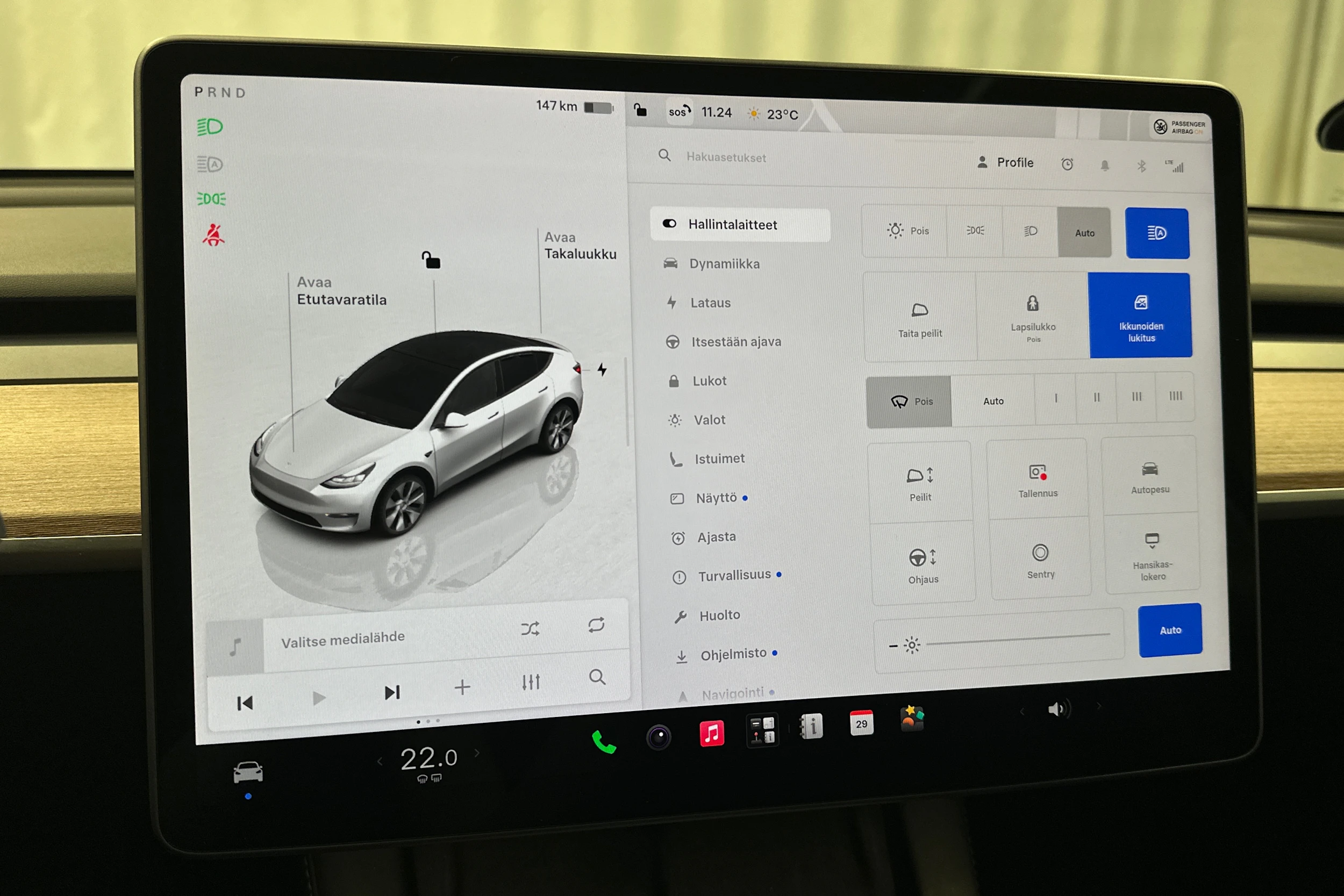 valkoinen Tesla Model Y 2024 kuva 15.