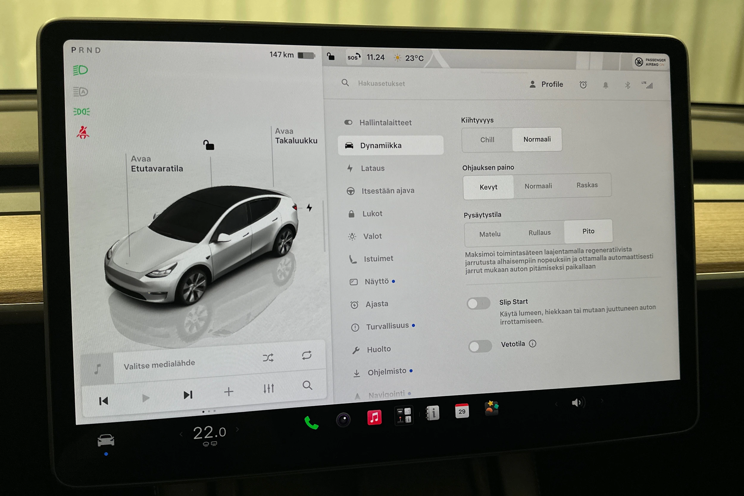 valkoinen Tesla Model Y 2024 kuva 16.