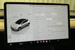 valkoinen Tesla Model Y 2024 kuva 16.