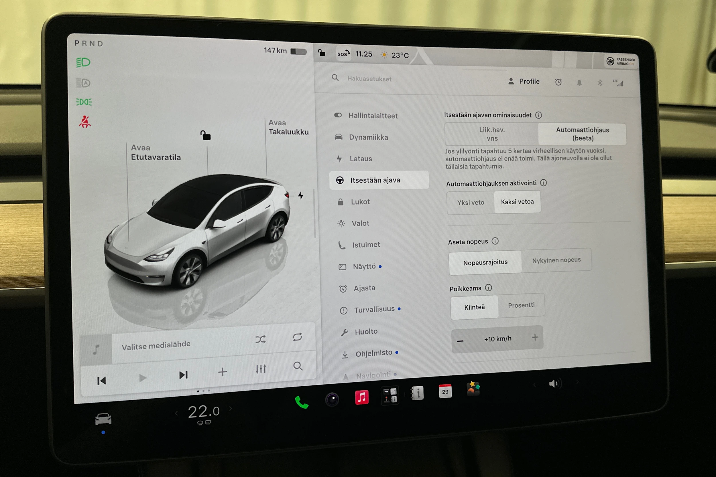 valkoinen Tesla Model Y 2024 kuva 18.