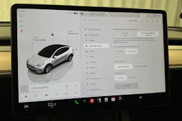 valkoinen Tesla Model Y 2024 kuva 18.