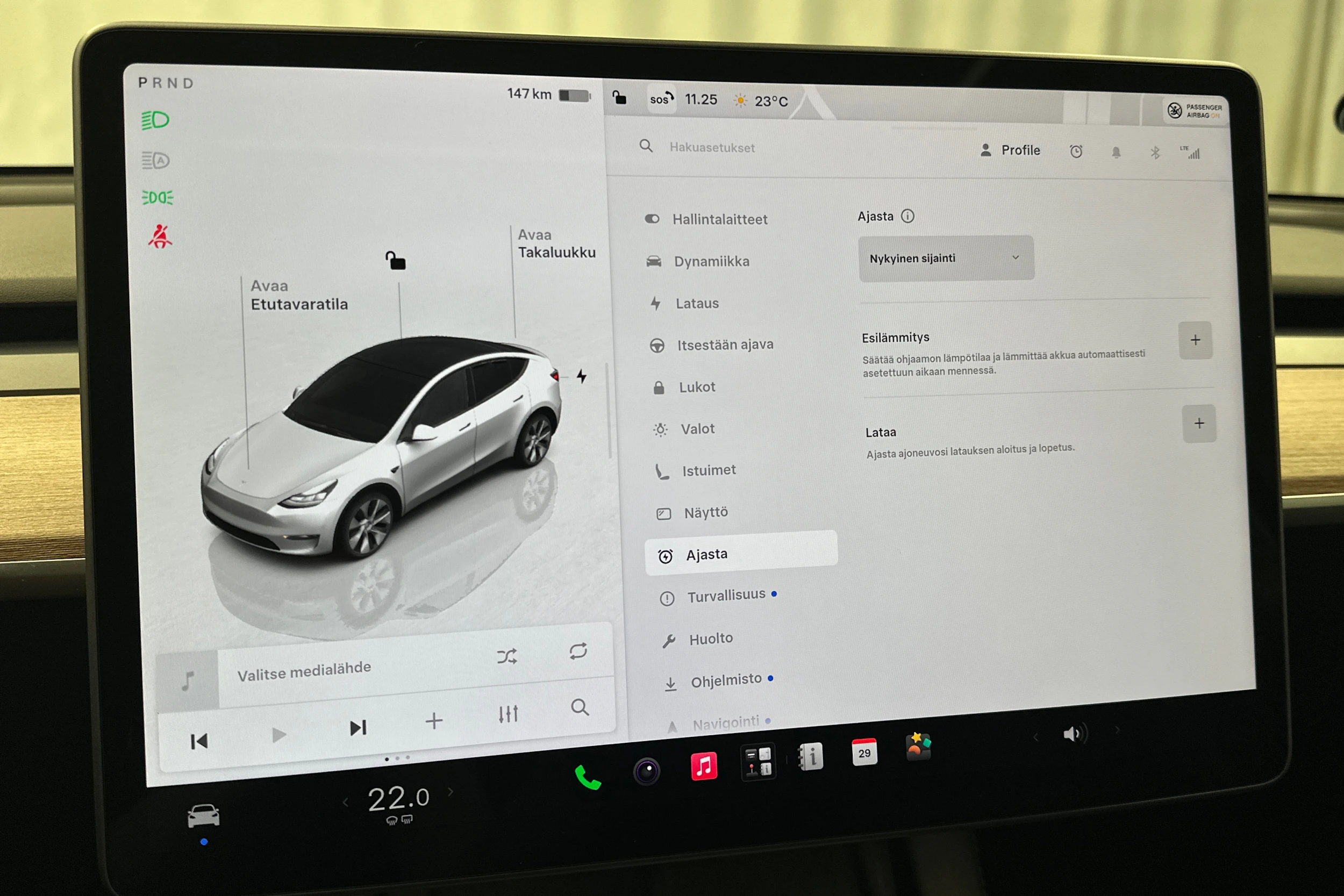 valkoinen Tesla Model Y 2024 kuva 19.
