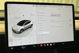 valkoinen Tesla Model Y 2024 kuva 19.
