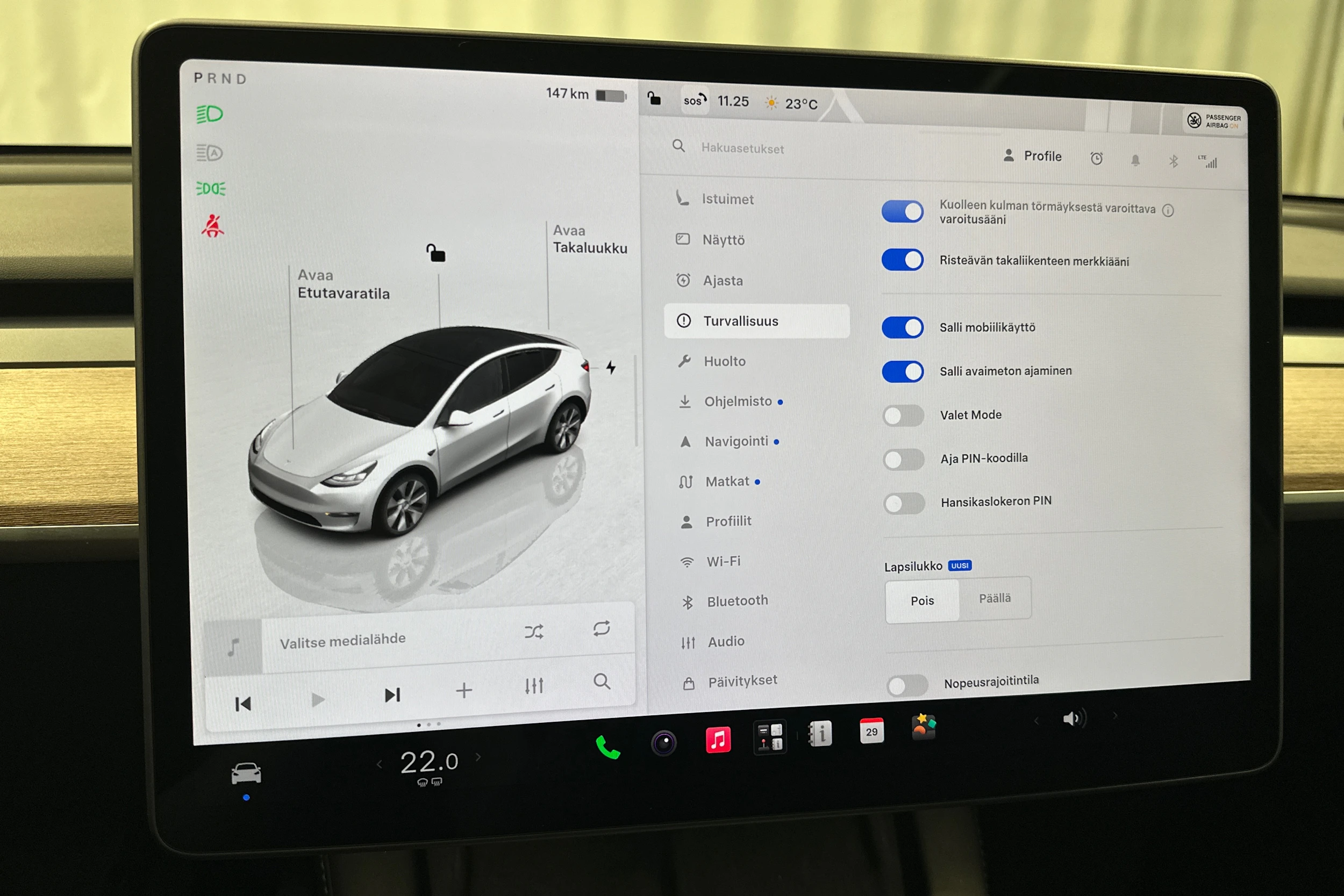 valkoinen Tesla Model Y 2024 kuva 20.