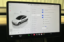 valkoinen Tesla Model Y 2024 kuva 20.