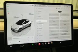valkoinen Tesla Model Y 2024 kuva 21.
